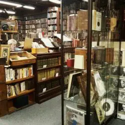 David Mason dans sa librairie à Toronto